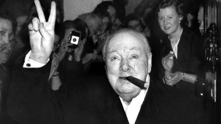 Zigarre und Victory-Zeichen: Winston Churchill. 