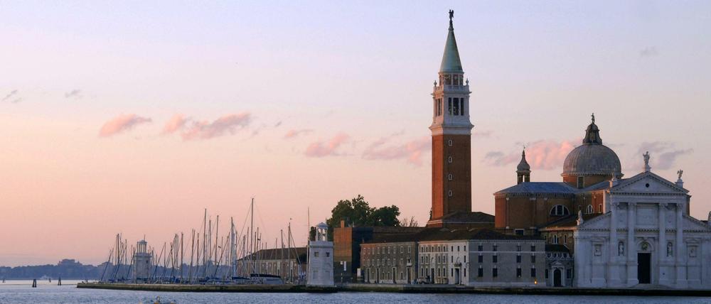 Momente der Ruhe. Die von Andrea Palladio (1508 - 1580) erbaute Kirche San Giorgio Maggiore auf der gleichnamigen Insel im Süden von Venedig.