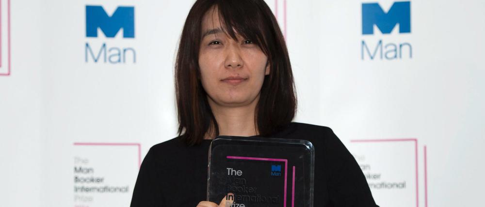 Die südkoreanische Autorin Han Kang mit dem Man-Booker-Preis 2016.