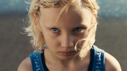 Wissende Kinderaugen. Die siebenjährige Luca (Helena Zengel) ist „Die Tochter“.