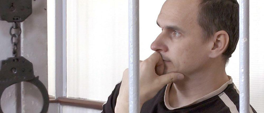 Stoisch-trotziger Blick. Der ukrainische Regisseur Oleg Senzow hinter Gittern.
