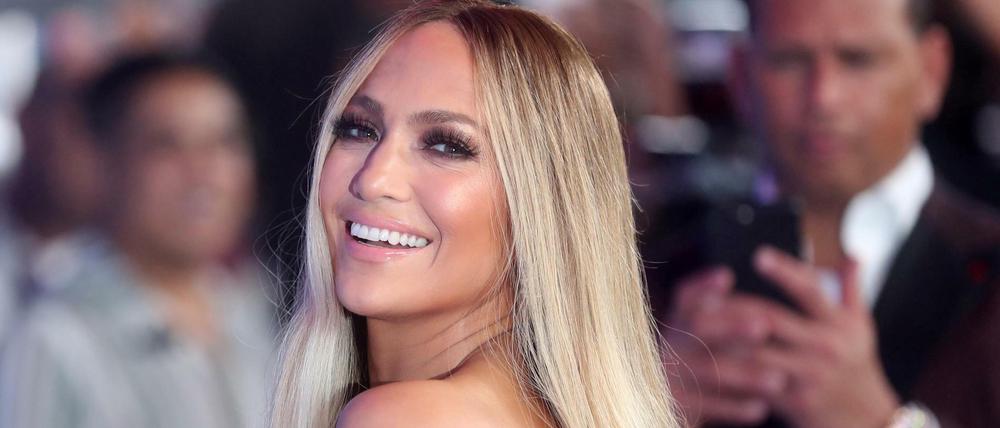 Jennifer Lopez strahlt auf dem roten Teppich der MTV Video Music Awards 2018.