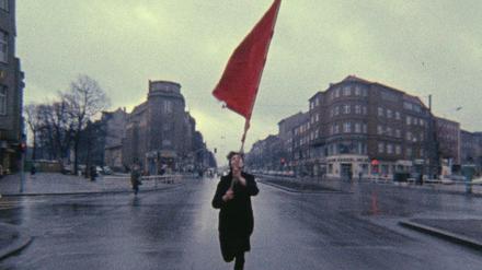 Ein Still aus "Farbtest Rote Fahne" von Gerd Conradt.