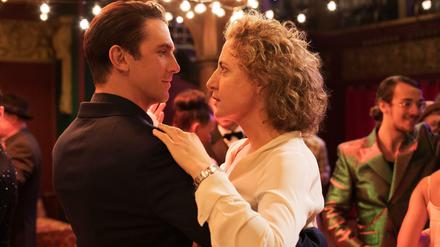 An den Anblick muss man sich wieder gewöhnen: die Ballroom-Szene mit Maren Eggert und Dan Stevens in "Ich bin dein Mensch". 