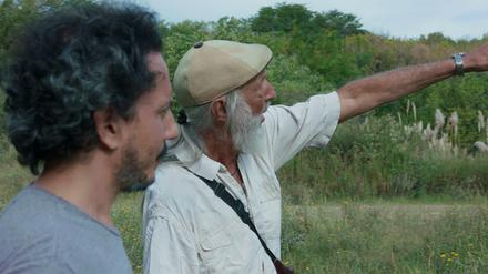 Der argentinische Schriftsteller Félix Buzzamante (l.) joggt jeden Morgen um die Militärbasis "Campo de Mayo" und lässt sich die Geschichten der Anwohner erzählen.