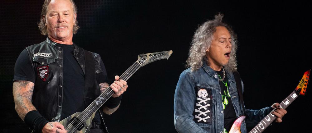 James Hetfield (l), Frontsänger von Metallica, und Kirk Hammett, Gitarrist, im Berliner Olympiastadion.