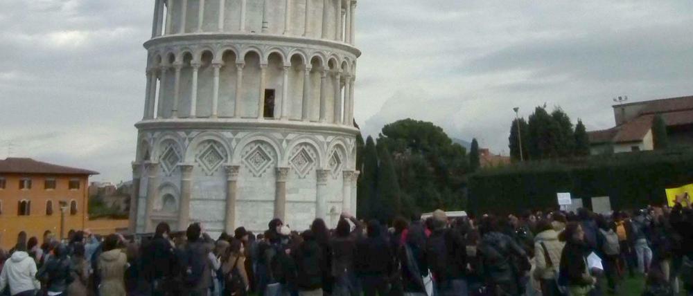 Protestierende Studenten vor dem schiefen Turm von Pisa, 2010.