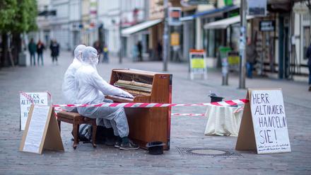 Die Musiker Julian Eilenberger (vorn) und Andreas Güstel spielen in der Mecklenburgstraße auf ihrem mobilen Klavier.