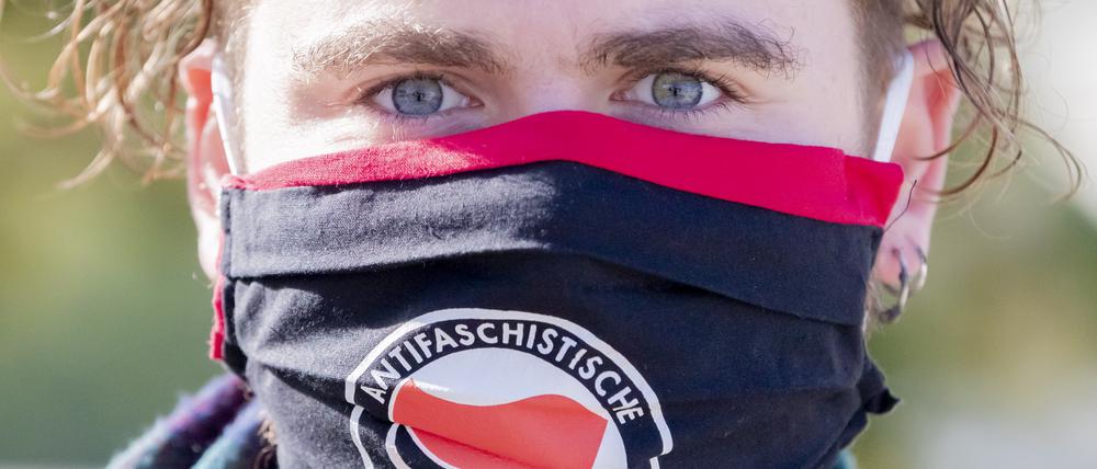 Ein Mann mit Antifa-Maske auf einer Demonstration in Potsdam.