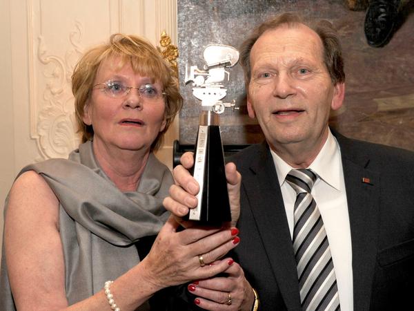 Preisgekrönt: Rosemarie und Franz Stadler mit ihrer Berlinale-Kamera 2011.
