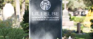 Der Grabstein der Malerin Lili Elbe auf dem Trinitatisfriedhof in Dresden, wo Lili Elbe 1931 starb.