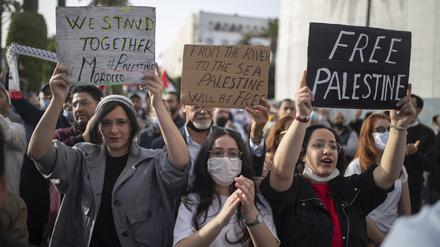 Demonstranten in Marokko schreien Slogans und halten Schilder bei einer Kundgebung zur Unterstützung Palästinas, Mai 2021.