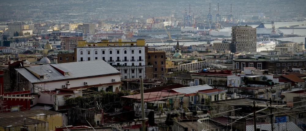 Kein Licht am Ende der Stadt. Neapel unter dem schneebedeckten Vesuv.