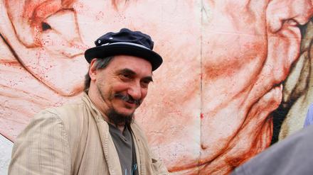 Der Moskauer Maler Dimitri Wrubel beim Reinigen seines Bruderkuss-Wandbildes an der East Side Gallery 2014. 