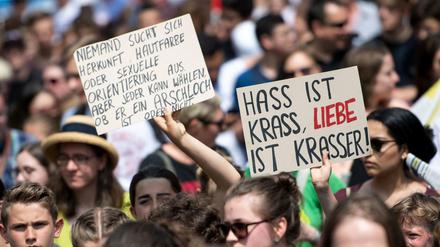 25 Jahre nach dem rassistischen Brandanschlag von Solingen demonstrieren Schüler im Mai 2018. 