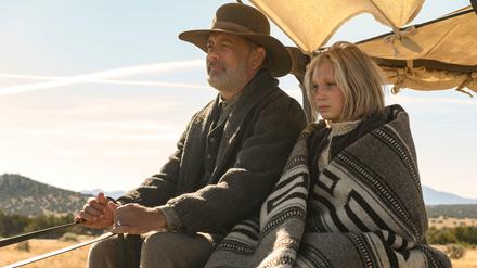 Captain Kidd (Tom Hanks) und Johanna (Helena Zengel) legen 400 Meilen durch ein feindliches Land zurück.