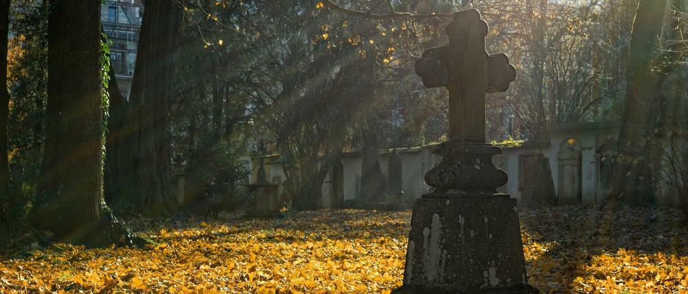 Ein Grab im Herbst.