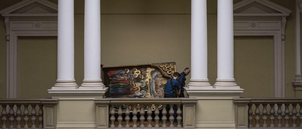 Ein wertvolles Gemälde der Bohorodchany-Ikonostase wird im Andrey Sheptytsky Nationalmuseum in Lwiw in Sicherheit gebracht.