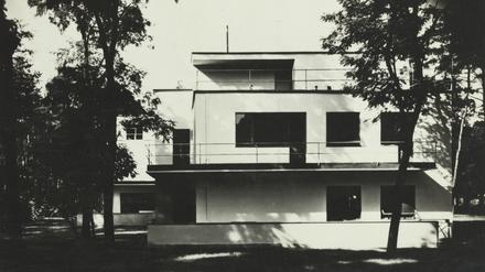 Walter Gropius’ Meisterhaus in Dessau, fotografiert von Lucia Moholy.