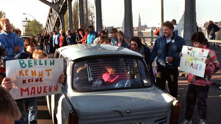 10.11.1989, Berlin: Mit selbstgemalten Plakaten wird dieser Trabi auf der Bösebrücke von den West-Berlinern begrüßt. Nach der Öffnung eines Teiles der deutsch-deutschen Grenzübergänge reisten Millionen DDR-Bürger zu einem kurzen Besuch nach West-Berlin und in die Bundesrepublik Deutschland. 