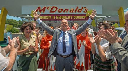 Ray Kroc (Michael Keaton) fordert Burger für alle, an sieben Tagen die Woche.