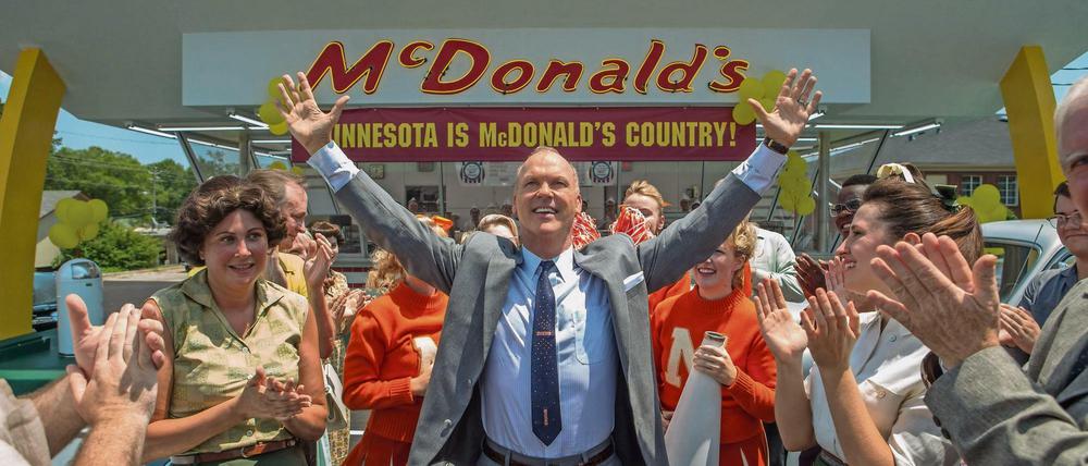 Ray Kroc (Michael Keaton) fordert Burger für alle, an sieben Tagen die Woche.