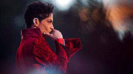 Der US-amerikanische Popstar Prince auf einem Konzert in Budapest im Jahr 2011. Er starb am 21. April 2016 an einer versehentlichen Überdosis des Schmerzmittels Fentanyl.