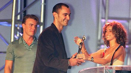 Trance-DJ Robert Miles nimmt 1997 den Brit Award als bester internationaler Newcomer entgegen.