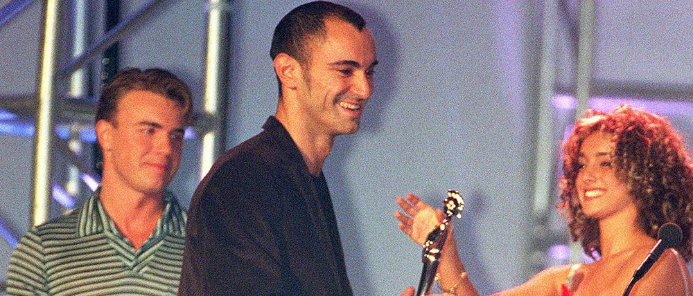 Trance-DJ Robert Miles nimmt 1997 den Brit Award als bester internationaler Newcomer entgegen.