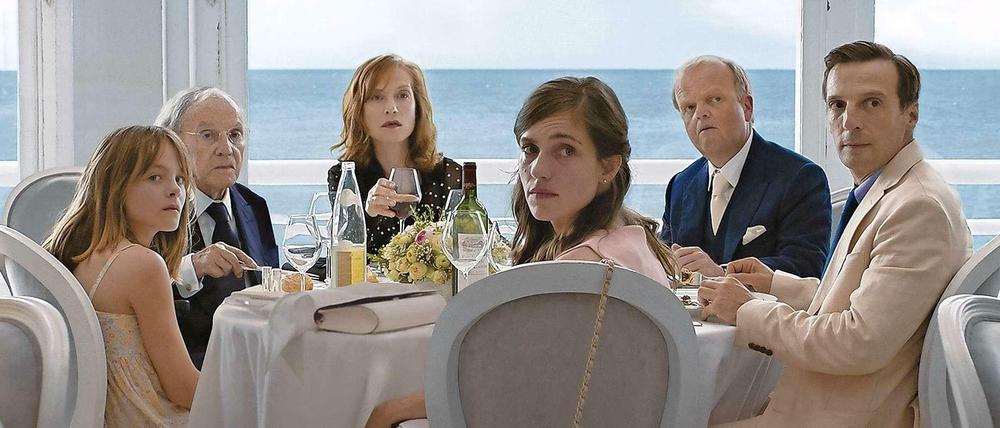 Prost, Mahlzeit! Jean-Louis Trintignant und Isabelle Huppert (2. und 3. von links) in "Happy End" von Michael Haneke. 