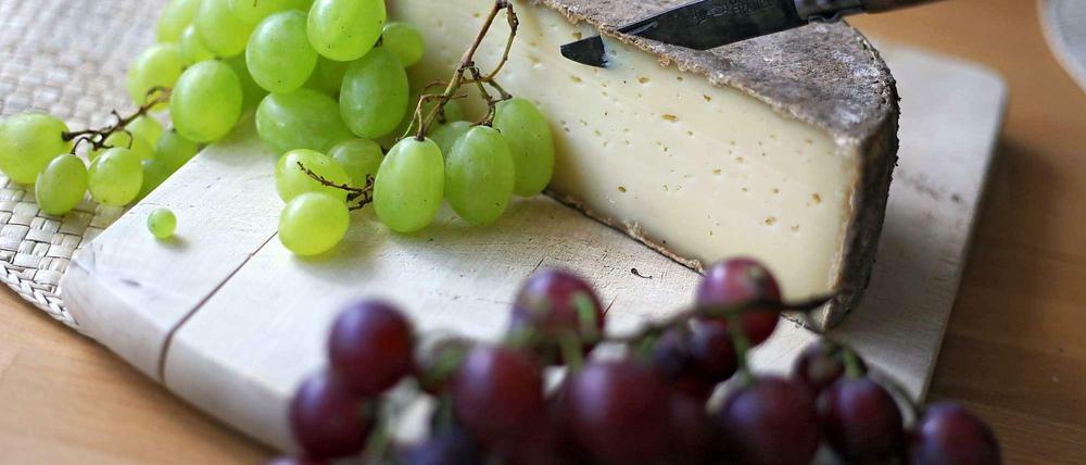 In der Cantine d’Augusta in Schöneberg gibt es französischen Wein und Käse.
