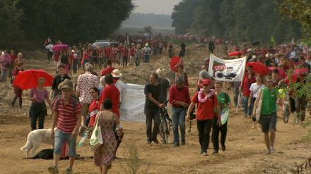 Demonstrieren gegen Braunkohle. Über 3000 Menschen laufen entlang der alten A4, festgehalten in der Doku "Die rote Linie".