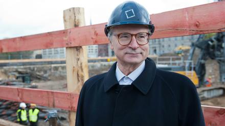 Franco Stella, der Architekt der Schloss-Rekonstruktion, hier auf einem Foto von 2012, bei einem Besuch der Schloss-Baugrube.