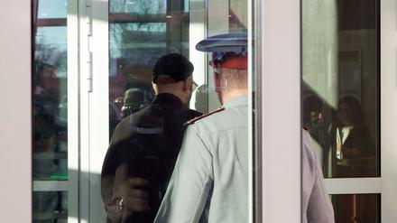 Kirill Serebrennikow geht am ersten Prozesstag in das Stadtgericht.
