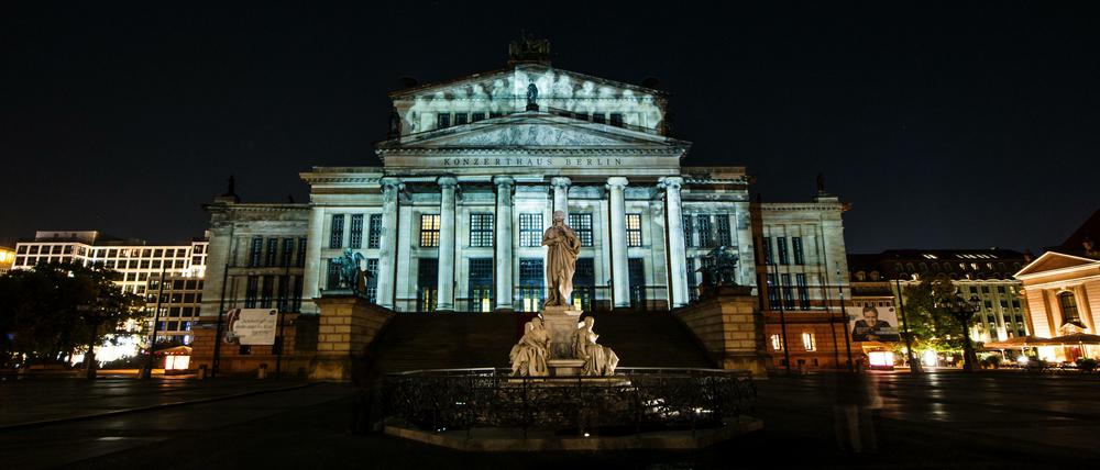 Farbig angestrahlt ist am 03.10.2014 in Berlin das Konzerthaus auf dem Gendarmenmarkt beim Lichterfestival "Berlin leuchtet". 