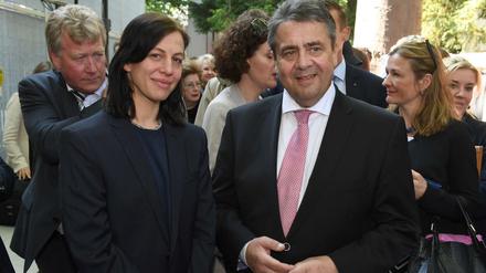 Die Künstlerin Anne Imhof und Außenminister Sigmar Gabriel bei der Eröffnung des Deutschen Pavillons auf 57. Kunstbiennale Venedig. 