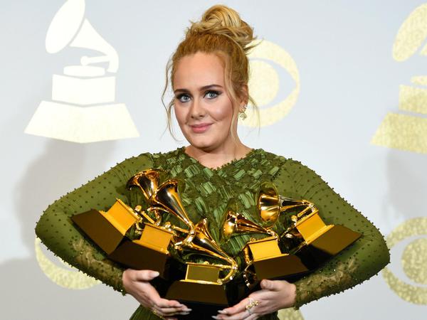 Abgeräumt: Adele zeigt ihre fünf Grammys. 