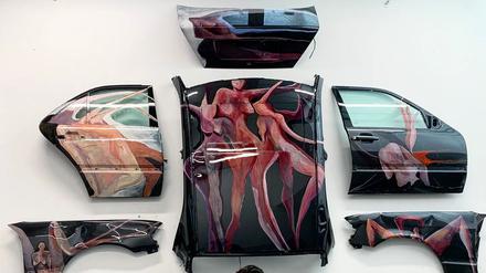 Selma Selman vor ihrer Malerei auf sechs Autoteilen.
