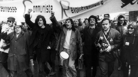 Unterm Pflaster liegt der Strand. Der SDS-Kopf Rudi Dutschke (M, mit erhobener Faust), und Erich Fried (l) marschieren am 18. Februar 1968 in Berlin an der Spitze eines Demonstrationszuges gegen den Vietnamkrieg mit. 