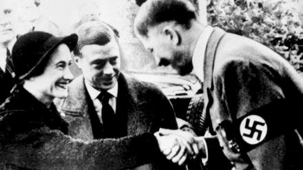 Edward, Herzog von Windsor und Ehefrau Wallis Simpson werden von Hitler am Obersalzberg empfangen.