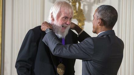 John Baldessari erhält vom damaligen US-Präsident die Medals of Arts and Humanities, die höchste Kunstauszeichnung des Landes.