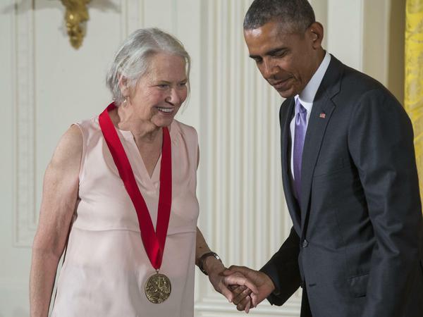 Annie Dillard 2014 mit dem damaligen US-Präsidenten Obama bei der Verleihung der National Humanities Medaille.