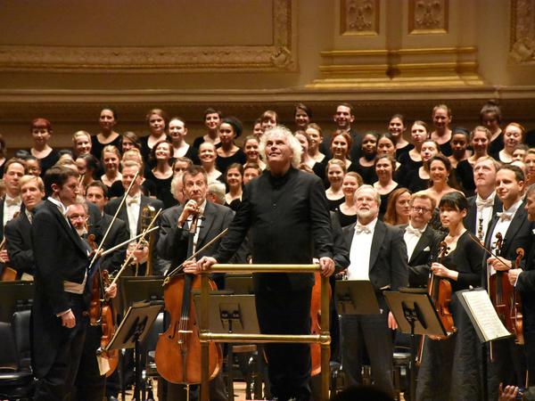 Und immer schön zum Jahresende: Beethovens Neunte. Hier die Berliner Philharmoniker mit Simon Rattle beim Abschluss ihres Beethoven-Zyklus 2015 in der New Yorker Carnegie Hall.