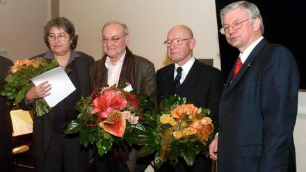 Klaus Völker (2. von links) erhält 2004 den Hessischen Kulturpreis. 