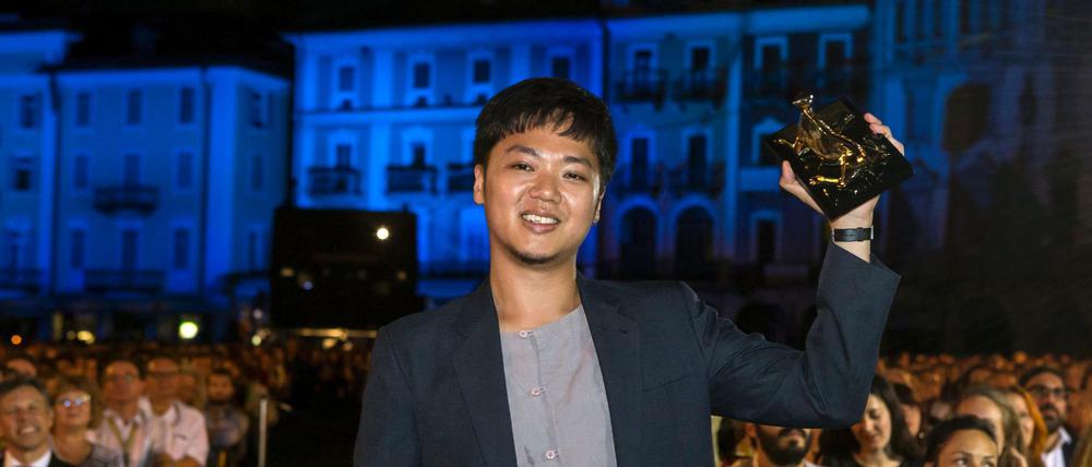 Regisseur Yeo Siew Hua aus Singapur präsentiert auf der Piazza Grande stolz den Goldenen Leoparden für seinen Film "A Land Imagined". 