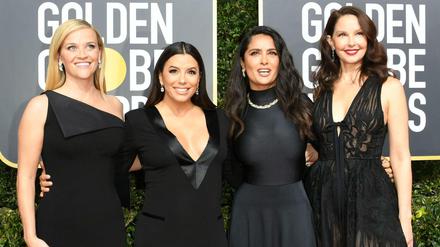 Zeichen in Schwarz: Reese Witherspoon, Eva Longoria, Salma Hayek and Ashley Judd (von links) bei den Golden Globes. 