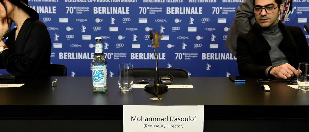 Zur Berlinale konnte Mohammad Rasoulof im Februar nicht anreisen. Den Goldenen Bär nahm seine Tochter Baran Rasoulof für ihn entgegen. 