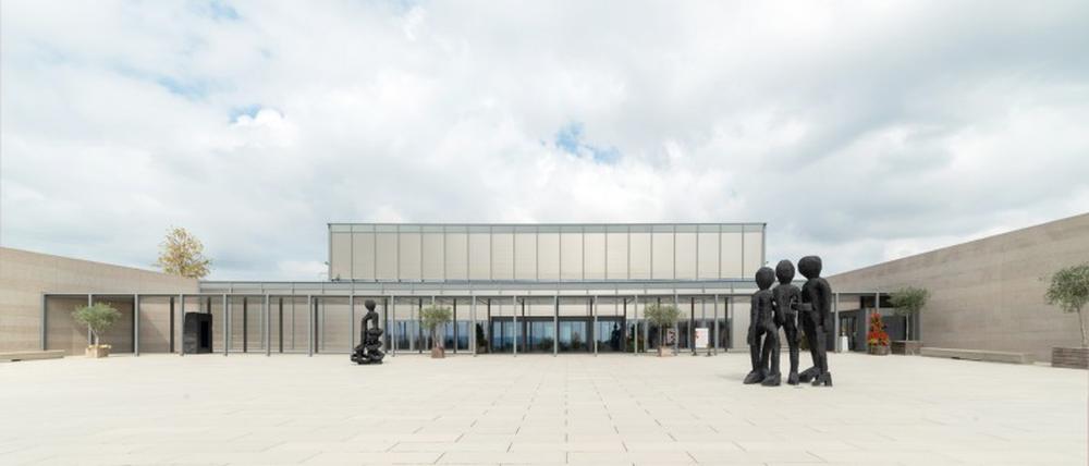 Zwei Skulpturen von Georg Baselitz auf dem Vorplatz des Carmen Würth Forum in Künzelsau.