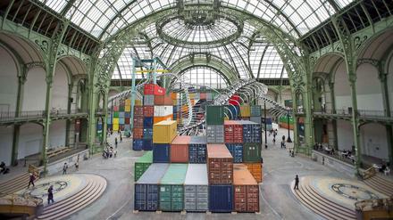 Bunt gestapelte Stahlträger: Ein Überblick über die Ausstellung im Grand Palais in Paris.