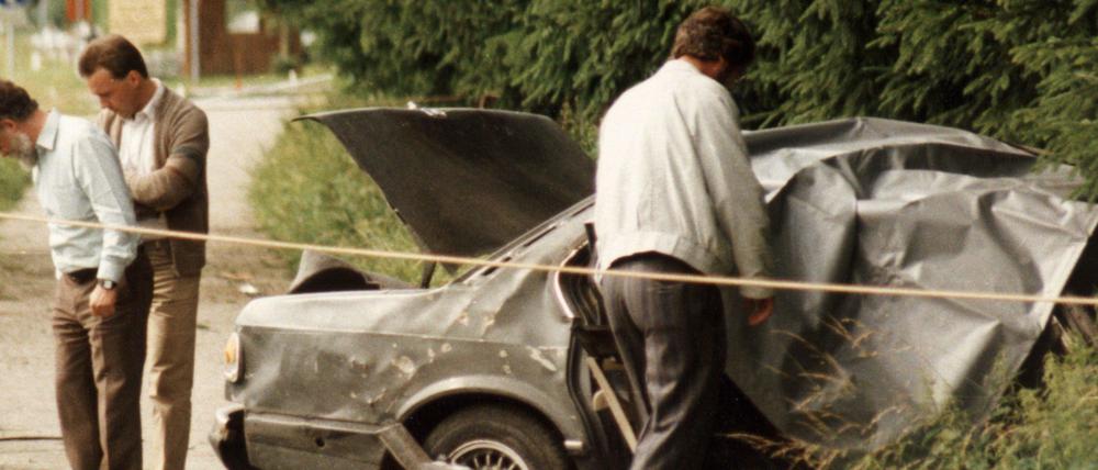 Kriminalbeamte auf Spurensuche. 1986 jagt die RAF in Straßlach bei München das Siemens-Vorstandsmitglied Karl Heinz Beckurts und seinen Fahrer mit einer Bombe in die Luft. Die Täter sind bis heute unbekannt.